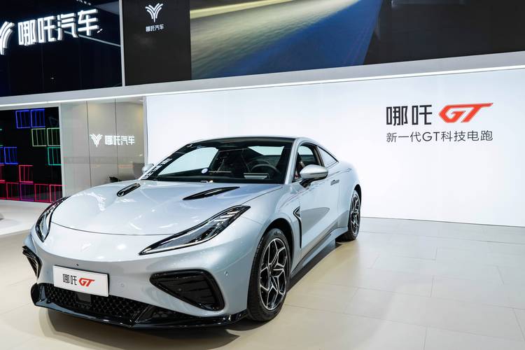 东莞44哪吒汽车在智能汽车领域的表现，领途汽车在新能源汽车市场中的影响力